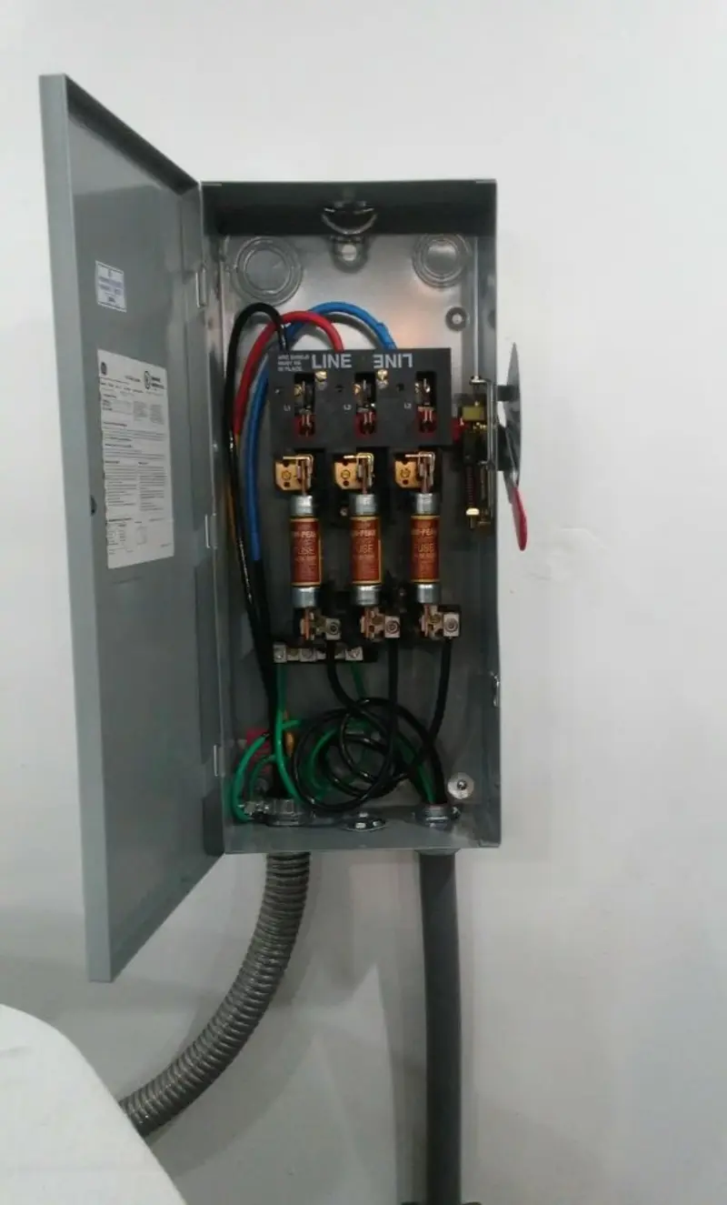 Three-phase disconnect switch installed for Electrical Wiring & Rewiring in Venus